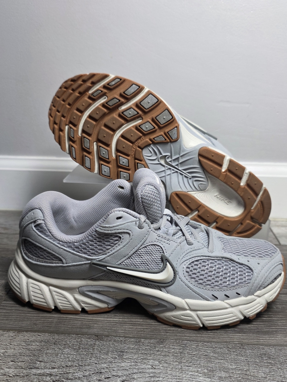 Nike V5 RNR Women's Wolf Grey Gum Sole Athletic Shoes Sz 7 *EUC